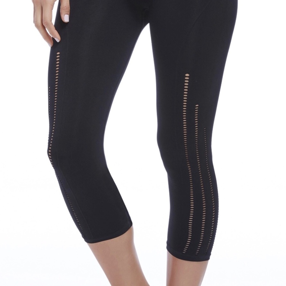 Fabletics Seamless Solid Capri Leggings Black Sz Small Light Compression EUC